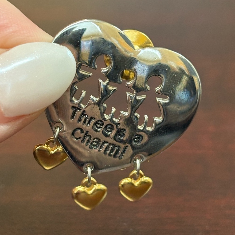 Three's a Charm! Brooch Dangling Hearts Silver & Gold Tone Signed Abbey Press. - Picture 3 of 6